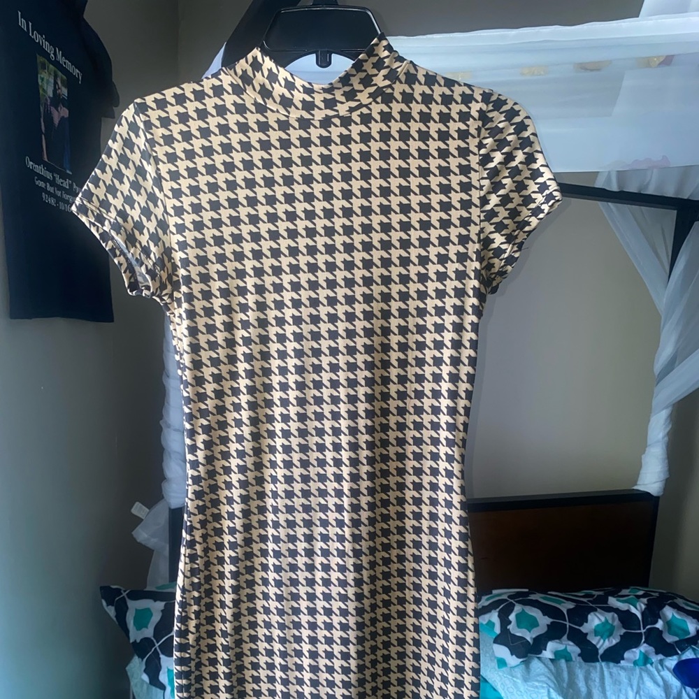 Short sleeve dress, fits like a M/L, soft material, knee length